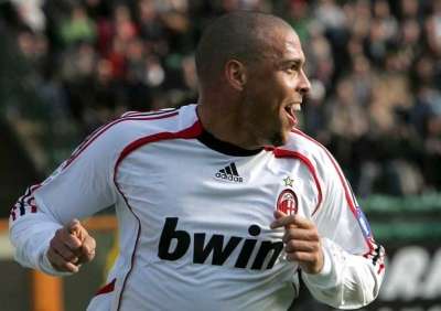 رونالدو يحتفل بفوز فريقه الجديد ميلان