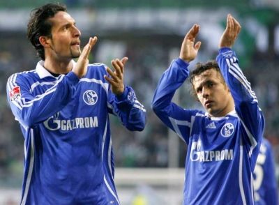 لاعبو شالكة يحيون جماهيرهم مع تعابير حزينة بعد التعادل مع شتوتجارت