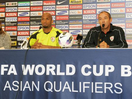 الحبسي بجانب مدربه لوجوين في المؤتمر الصحفي بمدينة سايتاما اليابانية