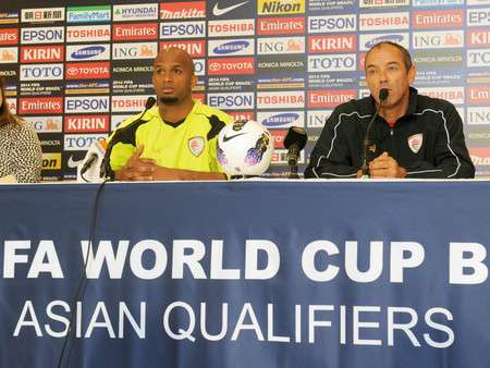 الحبسي بجانب مدربه لوجوين في المؤتمر الصحفي بمدينة سايتاما اليابانية