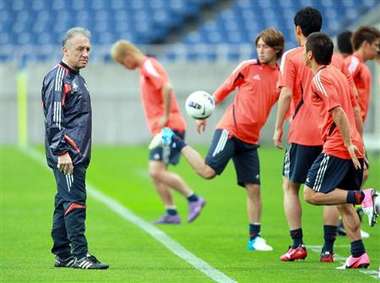 زاكيروني في التدريب الأخير للمنتخب الياباني بأستاد سايتاما