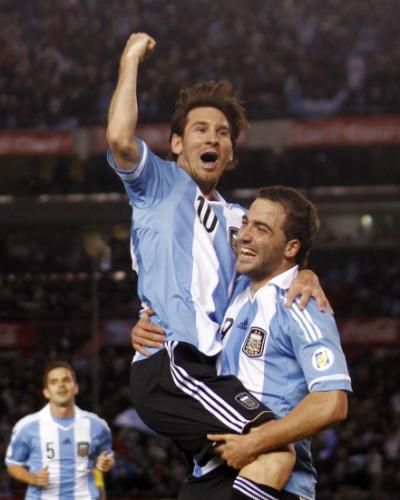 2012-06-03t003355z_01_bas110_rtridsp_3_soccer-world-latam_reuters