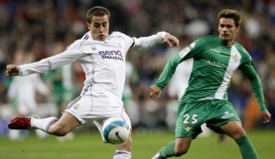 المدافع الإيطالي فابيو كانافارو أمام البرازيلي رافايل سوبيس