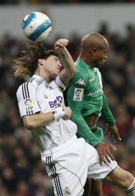 أوسينساو البرازيل في كرة مشتركة مع سيرجيو راموس مدافع ريال مدريد