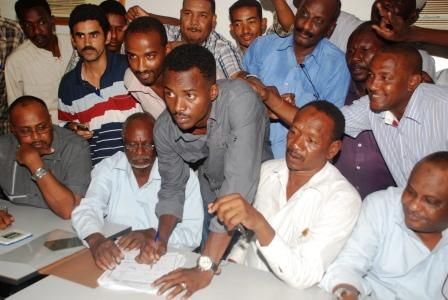 مهند يوقع العقد 