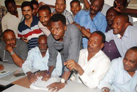 مهند يوقع العقد