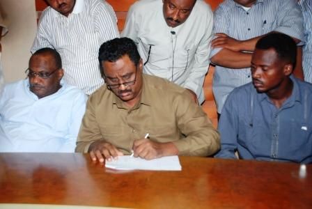 رئيس الهلال يوقع علي العقد