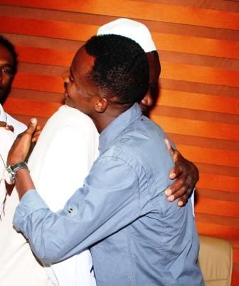 مهند يحتضن والده عقب التوقيع