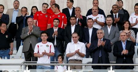 ولي العهد والأمير علي وكبار الشخصيات يتابعون المباراة 