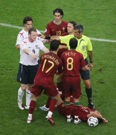 مشادة روني ورونالدوفي كأس العالم 2006
