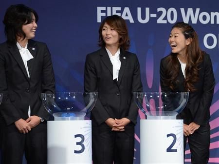 هوماري ساوا ( يمين ) في مراسم إجراء القرعة