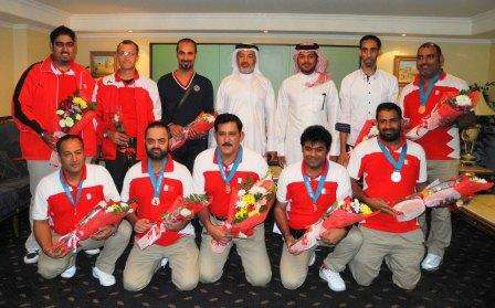 لقطة جماعية للوفد البحريني العائد من سيئول مع مستقبليه