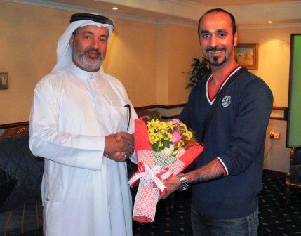 صباح الذوادي يقدم باقة ورد الى احمد تقوي 