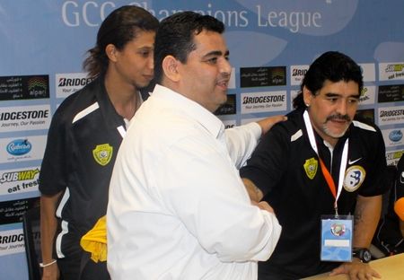 عبد السلام هنية مع مارادونا.. تصوير زكي الشيخ