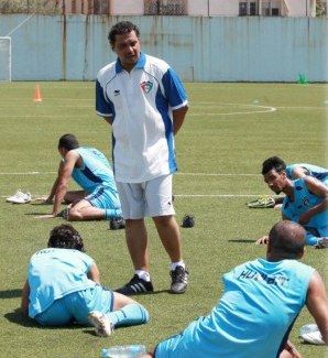 مدرب منتخب 22 سنة الكويتي عبدالعزيز حمادة خلال التدريب الاخير