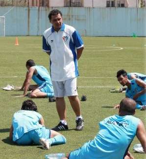 مدرب منتخب 22 سنة الكويتي عبدالعزيز حمادة خلال التدريب الاخير