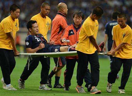 مايا يوشيدا عند خروجه من أرضية الملعب بسبب الإصابة