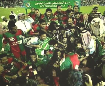 فرسان الدهناء يحتفلون بكأس البطولة