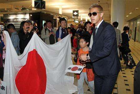 كيسوكي هوندا عند وصوله لمطار بريسبان الأسترالي