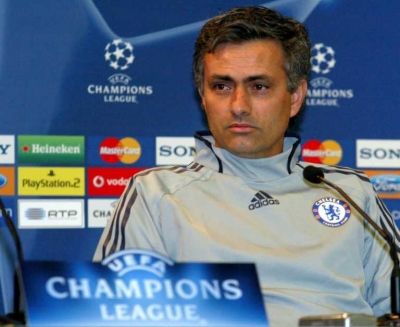 جـوزيـه موريـنـهـو أثـنـاء الـمـؤتـمـر الـصـحـفـي الـخـاص بـمـبـاراة بـورتـو الـبـرتـغـالـي