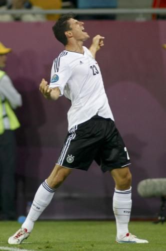 2012-06-09t204528z_01_cvi487_rtridsp_3_soccer-euro_reuters