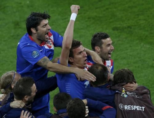 فرحة لاعبي منتخب كرواتيا بعد إحراز الهدف الثالث عن طريق ماندزوكيتش 