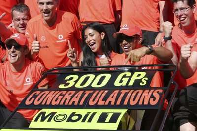 لويس هاميلتون وطاقم فريق مكلارين وفرحتهم في الفوز