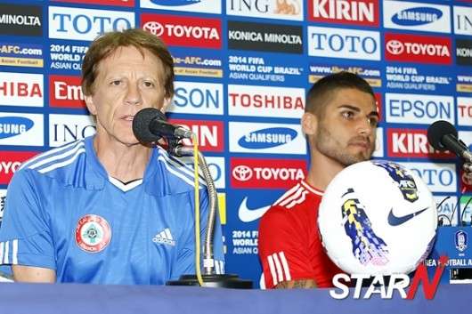 المدرب ثيو بوكير في المؤتمر الصحفي