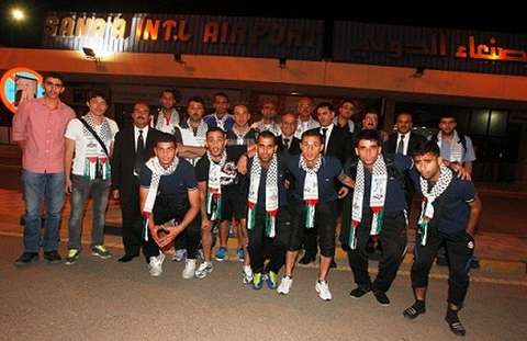 منتخب فلسطين لحظة وصوله مطار صنعاء الدولي اليوم