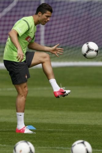 2012-06-11t103652z_01_aa08_rtridsp_3_soccer-euro_reuters