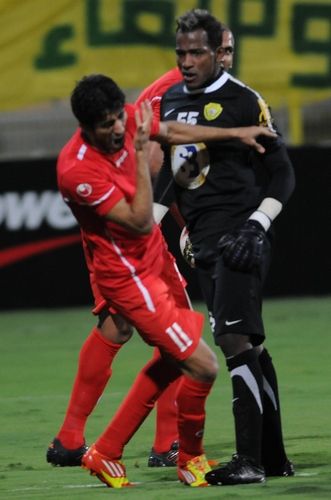 ماجد ناصر اثناء اعتداءه على اسماعيل عبداللطيف