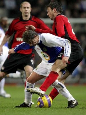 جانب من لقاء بلاكبيرن وبايرن ليفركوزن 