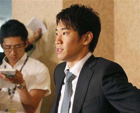 شينجي كاجاوا يتحدث مع الإعلام الياباني في مطار ناريتا الدولي بطوكيو