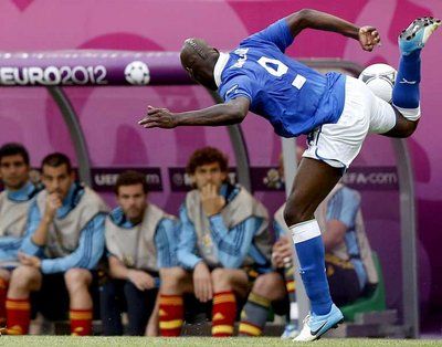 بالوتللي مهاجم موهوب غير مضمون العواقب