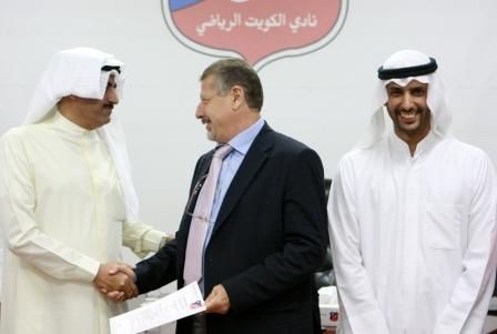 مارين مع  عبد العزيز المرزوق رئيس النادي ونائبة خالد الغانم