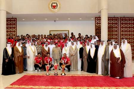 لقطة من استقبال ملك البحرين لفريقي المحرق للقدم والطائرة