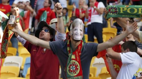 مشجع يرتدي قناع ميركل