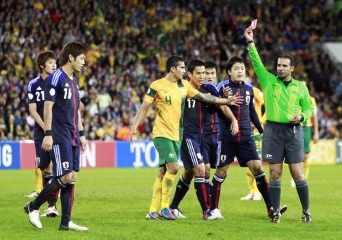 الحكم السعودي خليل الغامدي في مباراة استراليا واليابان