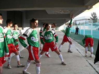 صورة نجوم الوحدات قبل دخول ارض الملعب وبعدســـة كوورة