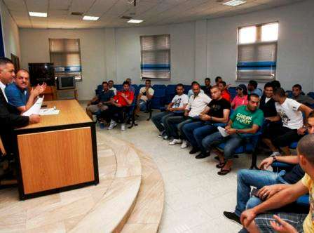 حمد خلال حديثه للاعبين اليوم