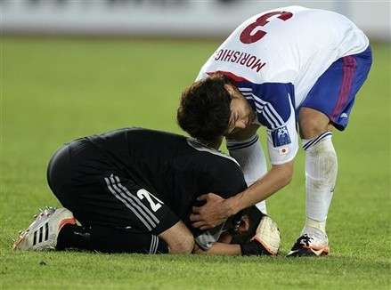 لاعبي فريق إف سي طوكيو بعد خروجهم من المسابقة