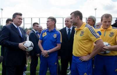 الرئيس الأوكراني فيكتور بانكوفيتش يساند المنتخب بمتابعاته الميدانية