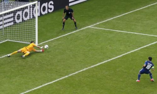 تيتون تصدى لركلة جزاء من القائد اليوناني في أول لمسة له