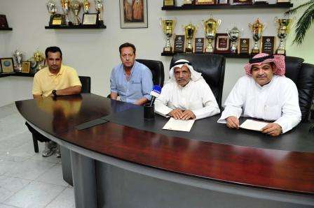 البرتغالي جاريدو مع رئيس نادي النصر ومدير الكرة ومساعده خلال المؤتمر الصحفي