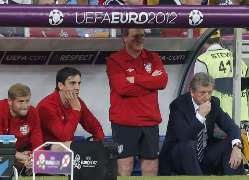 روي مع طاقمه الفني 