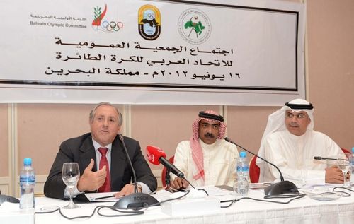 جارسيا بجوار الشيخ علي بن محمد آل خليفة رئيس الاتحاد العربي لكرة الطائرة 
