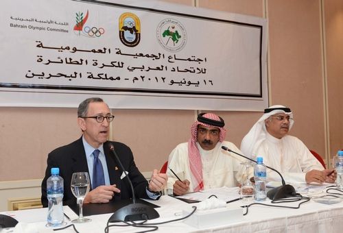 دونج بجوار الشيخ علي بن محمد آل خليفة رئيس الاتحاد العربي لكرة الطائرة 