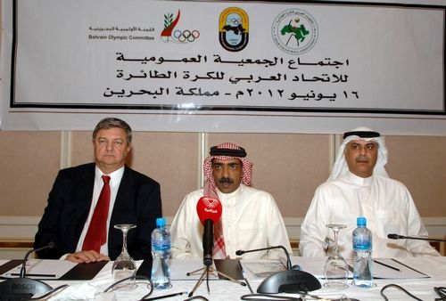 كريس  بجوار الشيخ علي بن محمد آل خليفة رئيس الاتحاد العربي لكرة الطائرة
