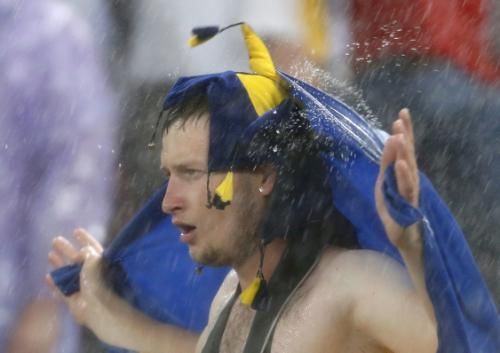 أحد الجماهير الأوكرانية مندهشاً لنتائج منتخب بلاده