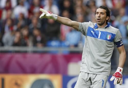 بوفون يقوود المنتخب الإيطالي بعيداً عن فضائح المراهنات المحلية 